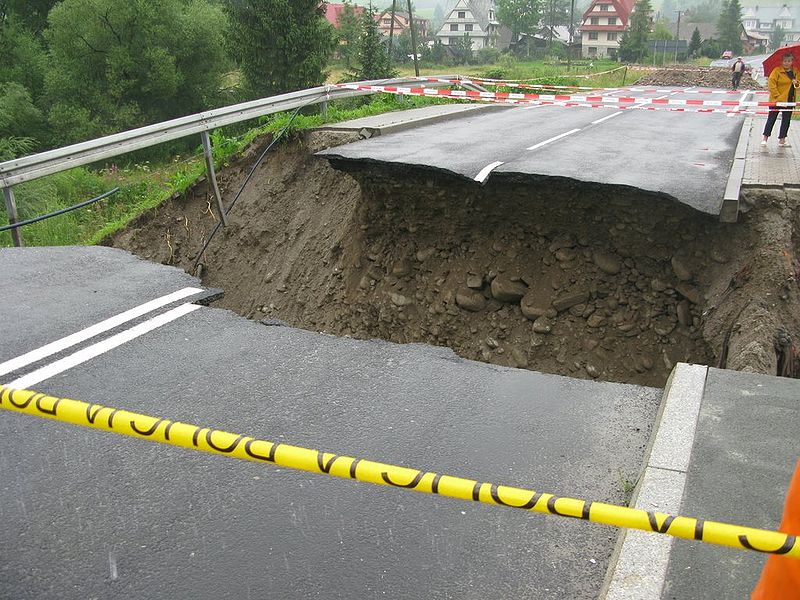 Plik:Most w Czarej Gorze po powodzi.jpg